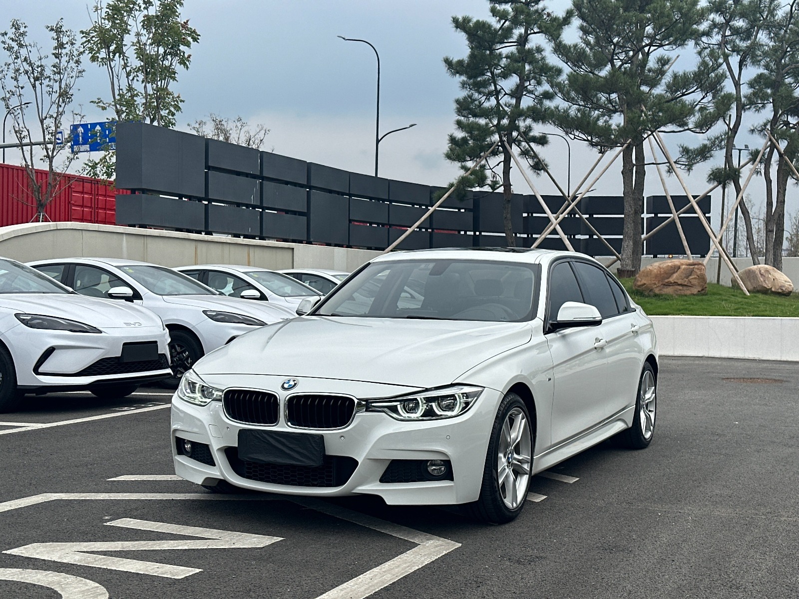 宝马3系 2019款 宝马320i M运动套装,汽油，FOB宁波，最小起订量：3-4-件（一个40-英尺高柜集装箱）（可混合包装），二手车,表显里程：9.00万公里首次上牌时间：2019年03月