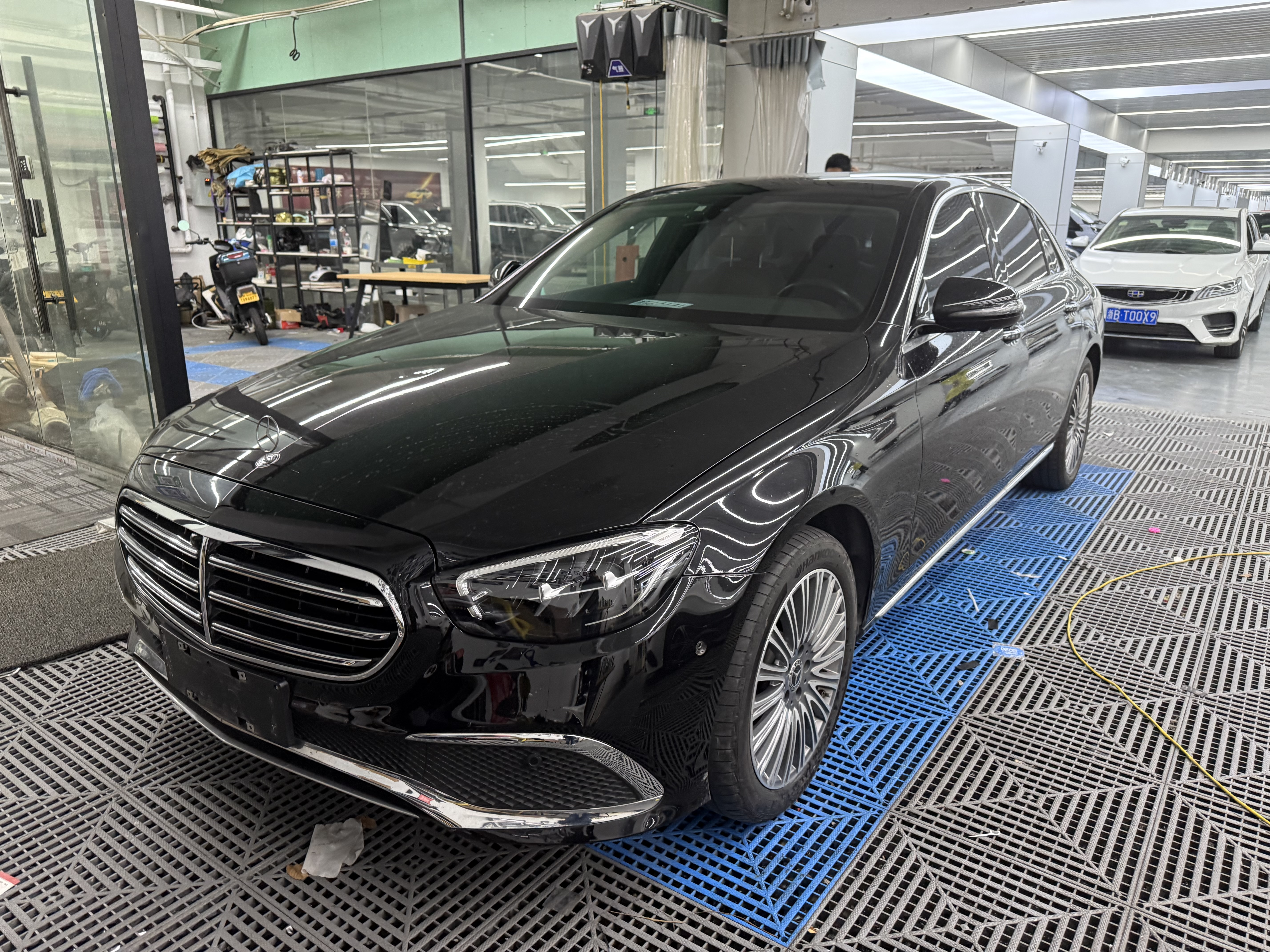 奔驰E级 2023款 改款 E300L尊贵型 汽油 FOB宁波，最小起订量：3-4 件（一个40 英尺高柜集装箱）（可混合包装），二手车