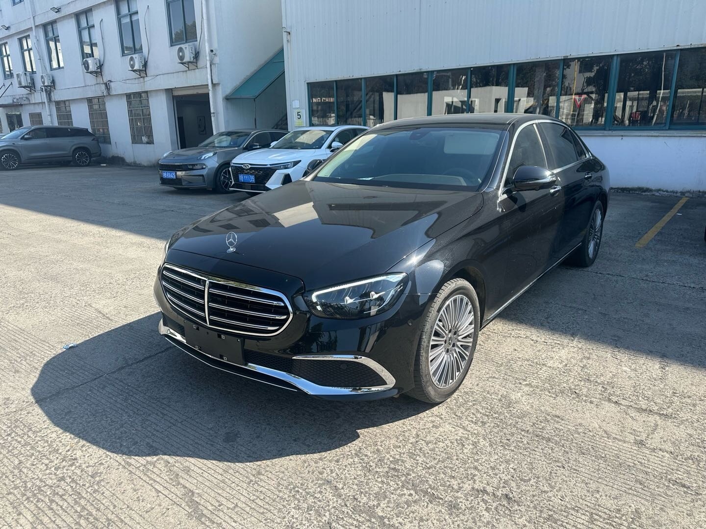 奔驰E级 2023款E300 L豪华型 汽油 FOB宁波，最小起订量：3-4 件（一个40 英尺高柜集装箱）（可混合包装），二手车