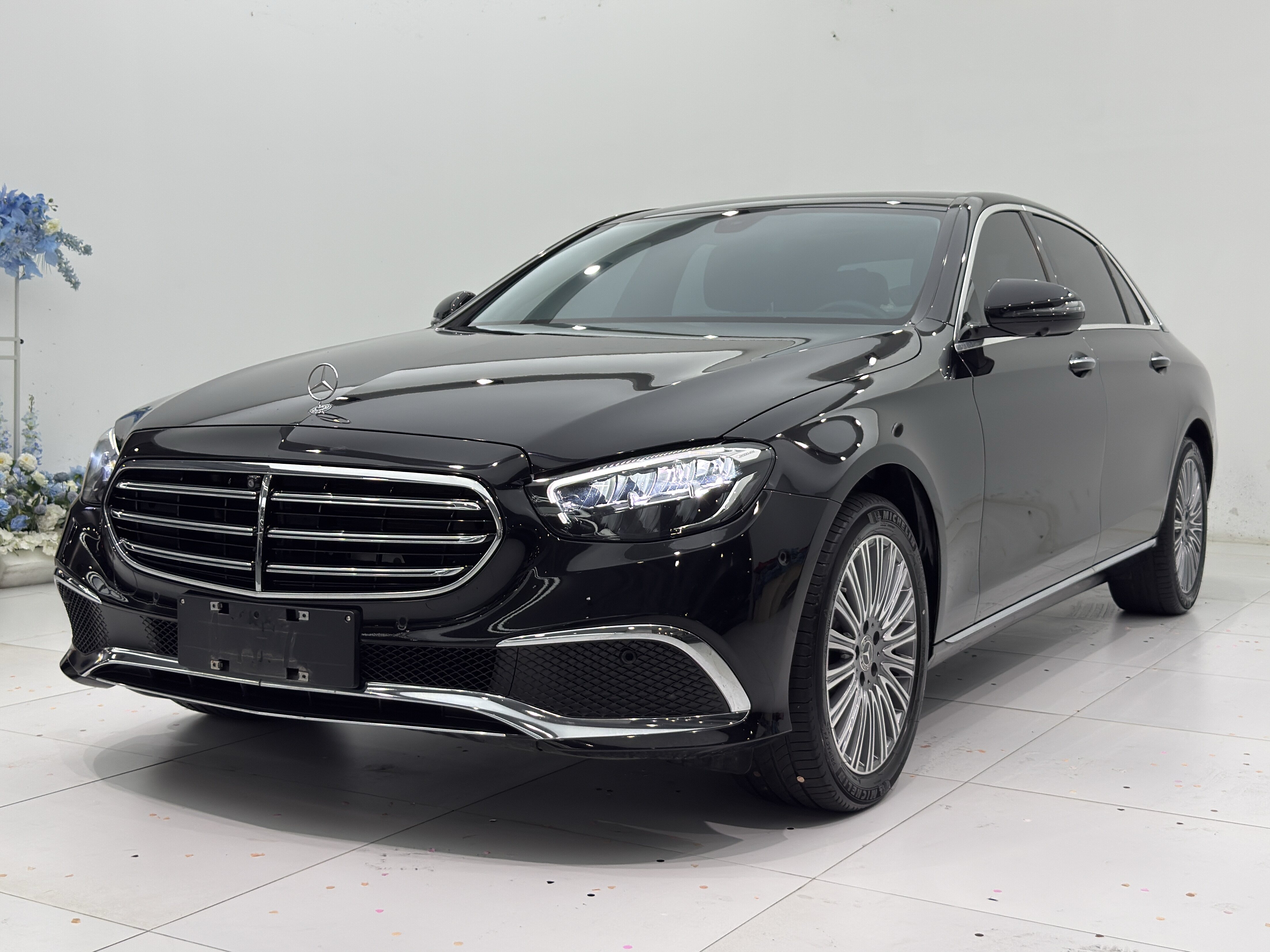 Mercedes-Benz E-Class 2023 модифицирован E300L спортивный и модный бензин FOB Ningbo, минимальный объем заказа: 3-4 шт. (40-футовый высокий контейнер) (смешиваемая упаковка), подержанный автомобиль