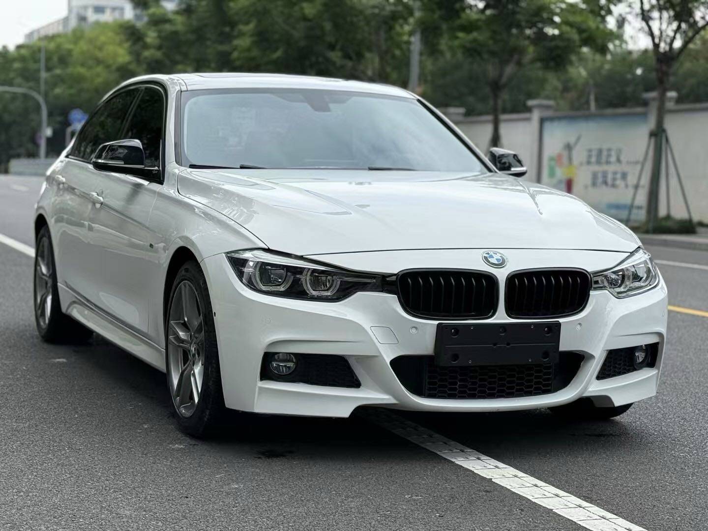 宝马3系 2018款 宝马320i M运动曜夜版,汽油，FOB宁波，最小起订量：3-4-件（一个40-英尺高柜集装箱）（可混合包装），二手车,表显里程：8.00万公里首次上牌时间：2018年11月