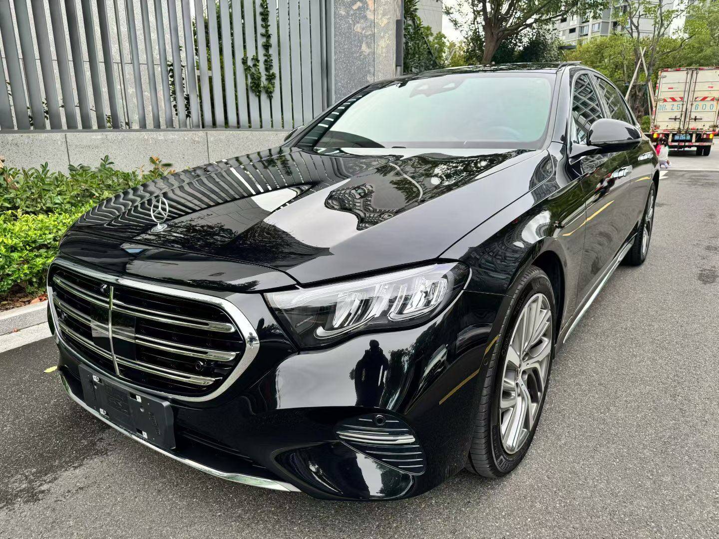 奔驰E级 2024款E300L时尚型 汽油+48V轻混系统 FOB宁波，最小起订量：3-4 件（一个40 英尺高柜集装箱）（可混合包装），二手车