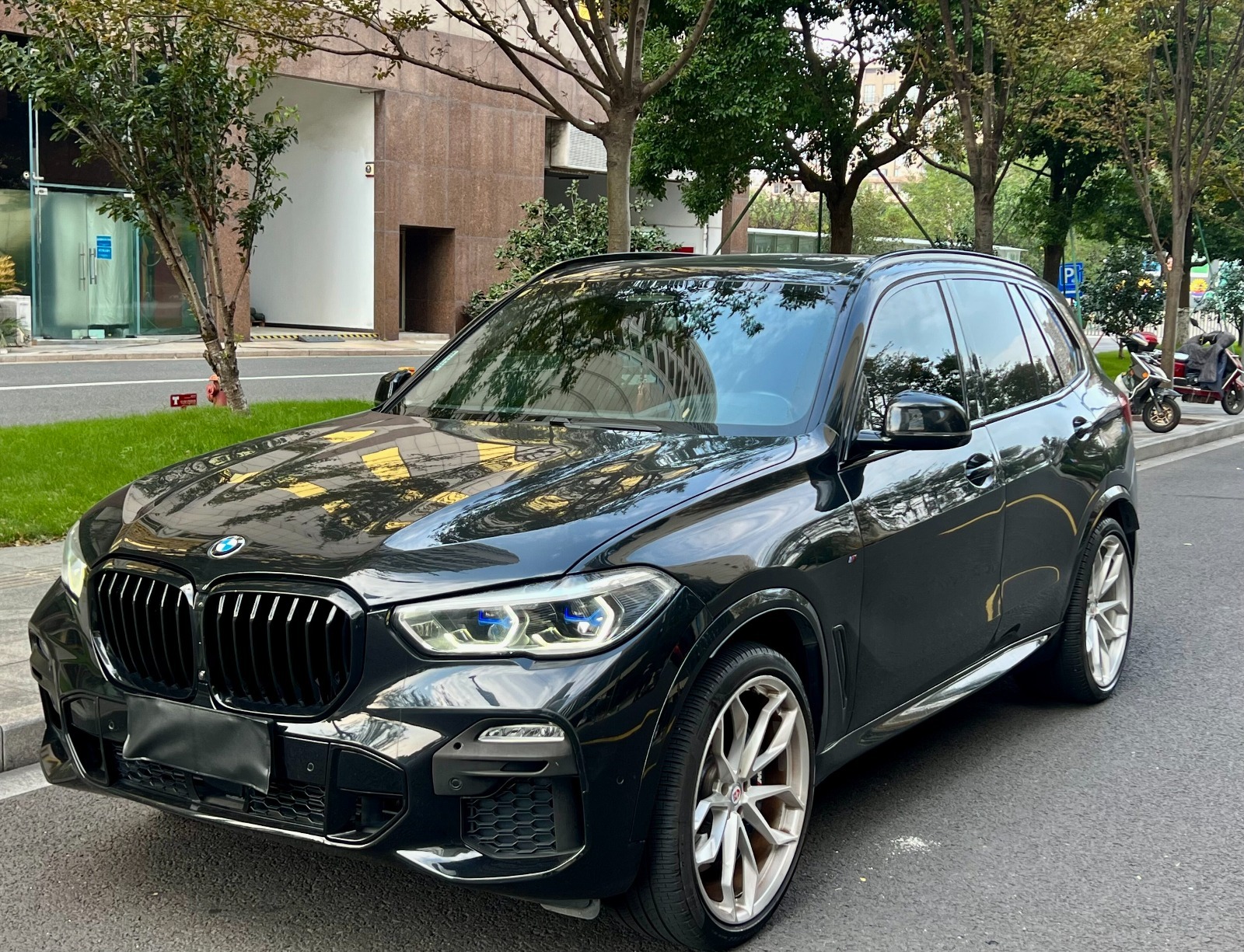 宝马X5 2019款 进口宝马X5 xDrive40i 尊享型 M运动套装,汽油，FOB宁波，最小起订量：3-4-件（一个40-英尺高柜集装箱）（可混合包装），二手车,表显里程：9.00万公里首次上牌时间：2019年11月