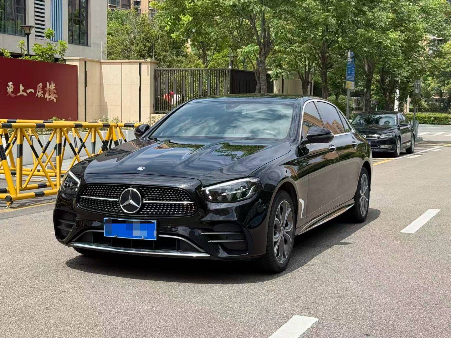 奔驰E级 2023款 改款 E300L时尚型 汽油 FOB宁波，最小起订量：3-4 件（一个40 英尺高柜集装箱）（可混合包装），二手车