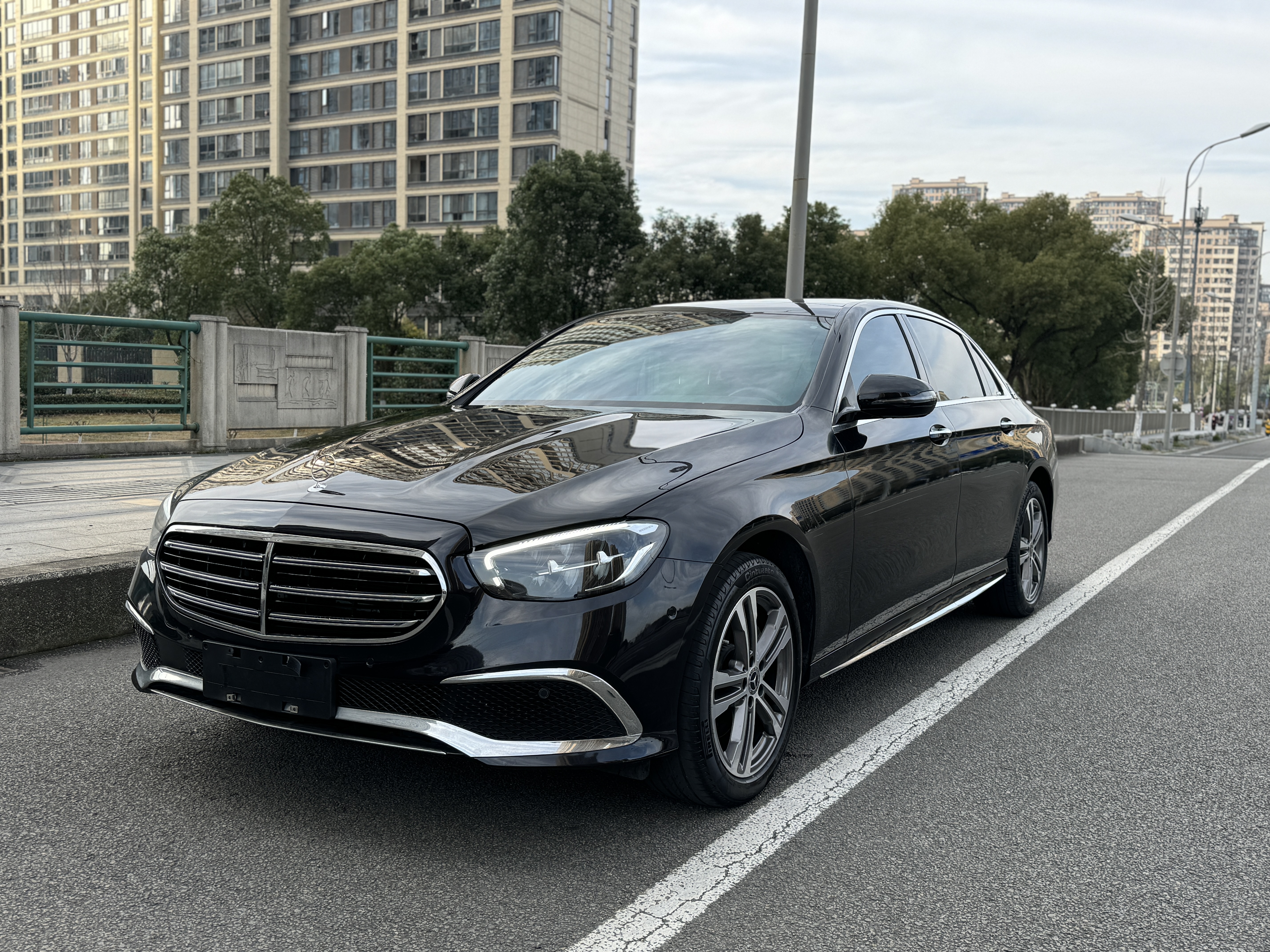 奔驰E级 2023款 改款 E260L运动型 汽油 FOB宁波，最小起订量：3-4 件（一个40 英尺高柜集装箱）（可混合包装），二手车