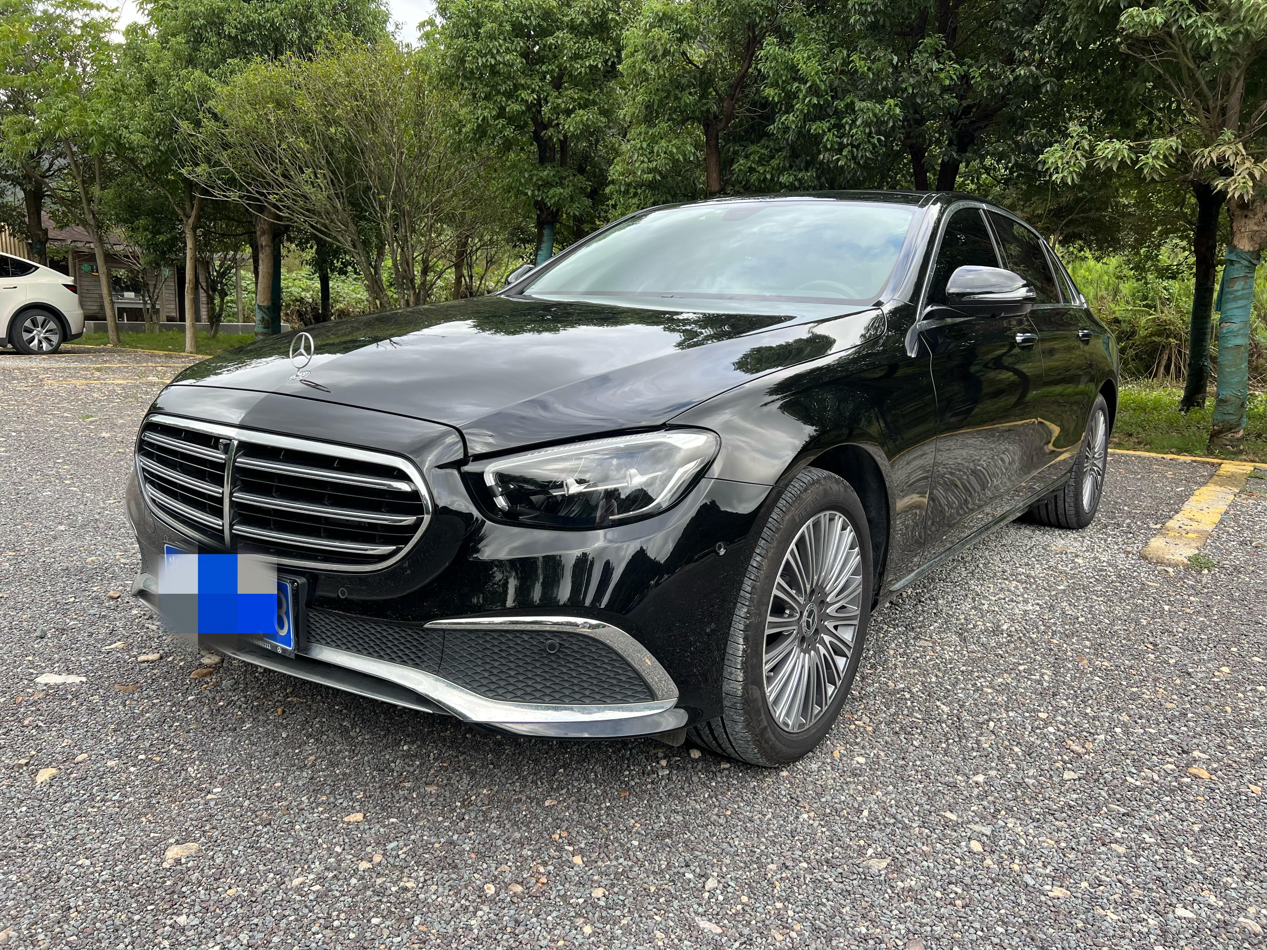 奔驰E级 2023款 改款 E300L运动时尚型 汽油 FOB宁波，最小起订量：3-4 件（一个40 英尺高柜集装箱）（可混合包装），二手车