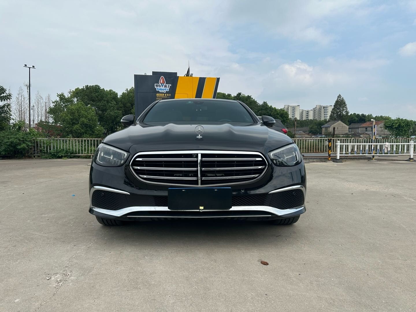 奔驰E级 2022款 改款三 E300L豪华型 汽油 FOB宁波，最小起订量：3-4 件（一个40 英尺高柜集装箱）（可混合包装），二手车