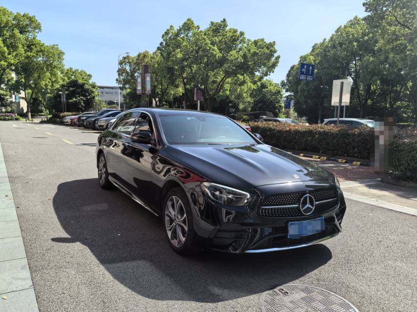 奔驰E级 2022款 改款二E 300L运动时尚型 汽油 FOB宁波，最小起订量：3-4 件（一个40 英尺高柜集装箱）（可混合包装），二手车