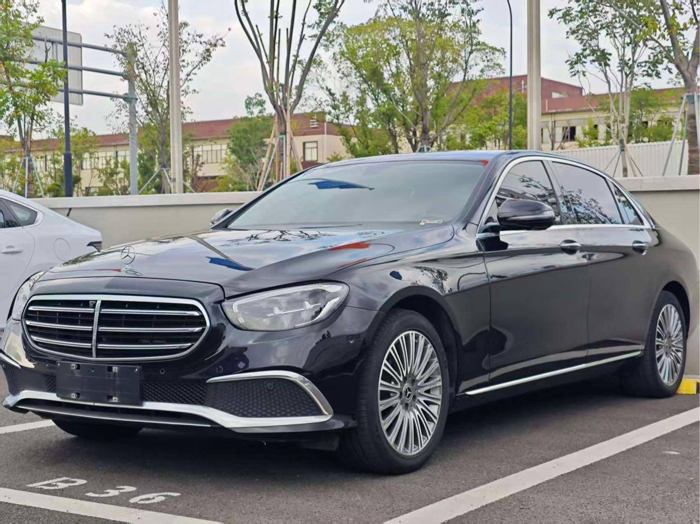 奔驰E级 2022款E300L豪华型 汽油 FOB宁波，最小起订量：3-4 件（一个40 英尺高柜集装箱）（可混合包装），二手车