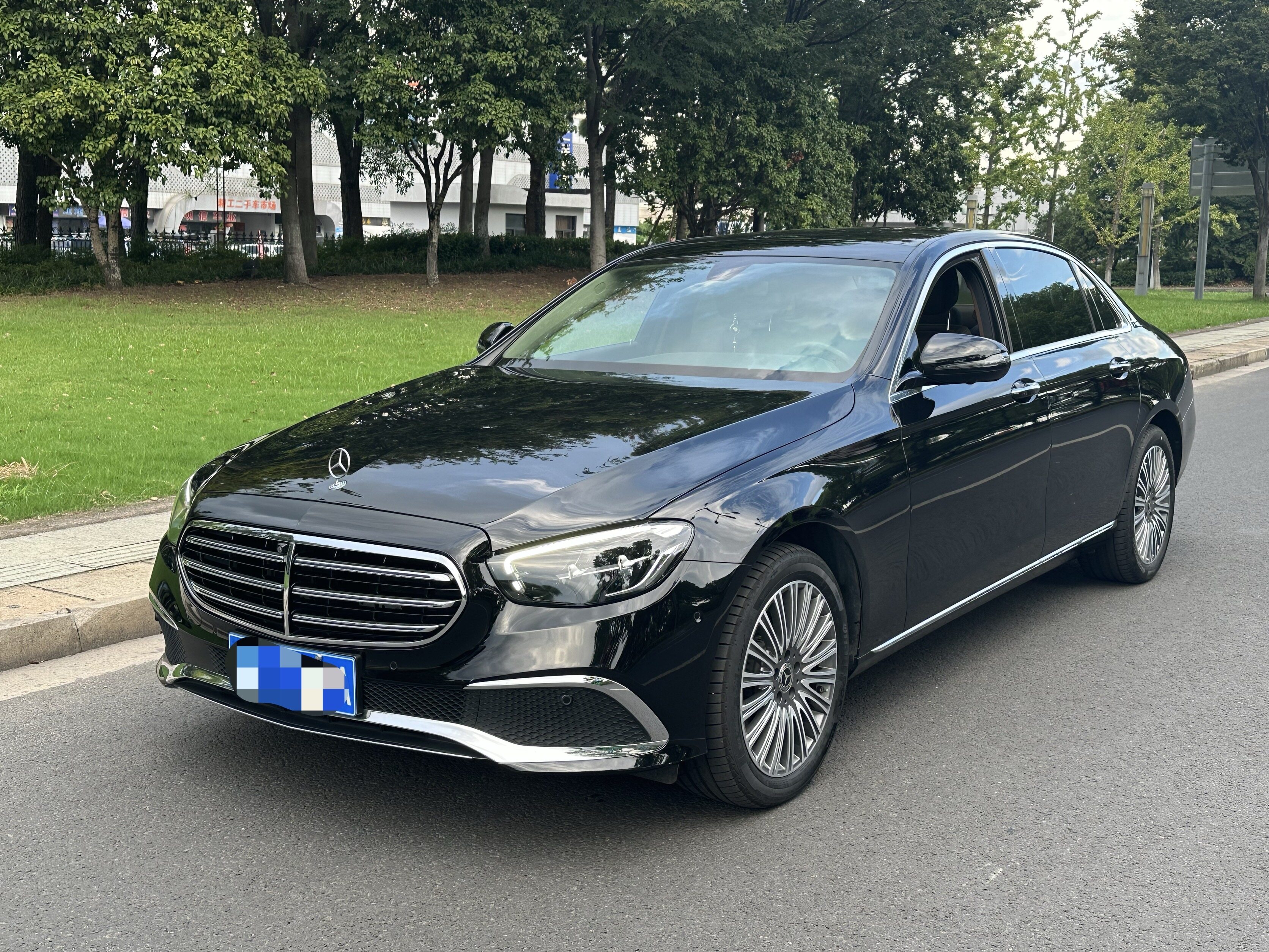 奔驰E级 2022款E300L豪华型 汽油 FOB宁波，最小起订量：3-4 件（一个40 英尺高柜集装箱）（可混合包装），二手车