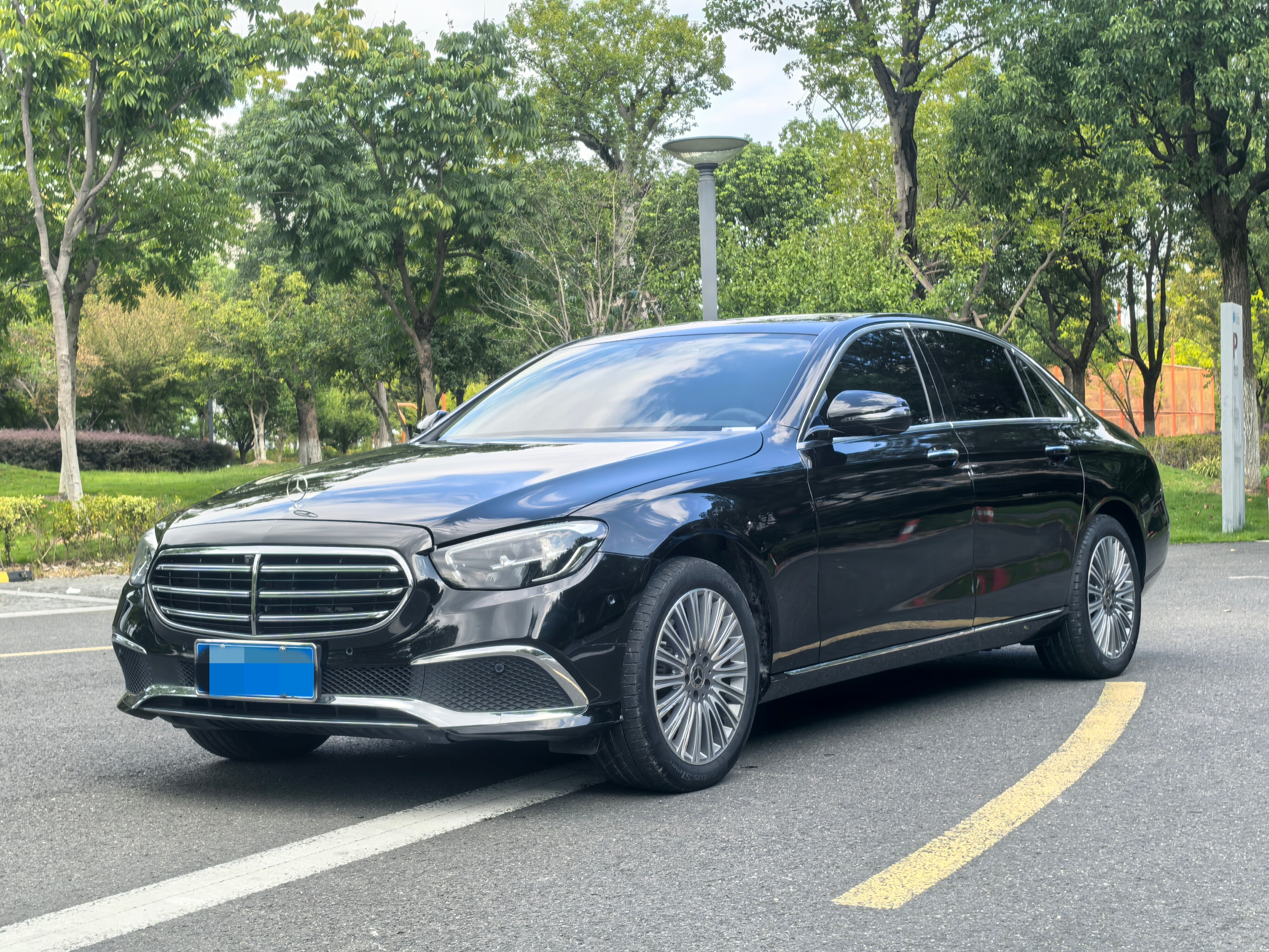 奔驰E级 2022款 改款三 E300L豪华型 汽油 FOB宁波，最小起订量：3-4 件（一个40 英尺高柜集装箱）（可混合包装），二手车