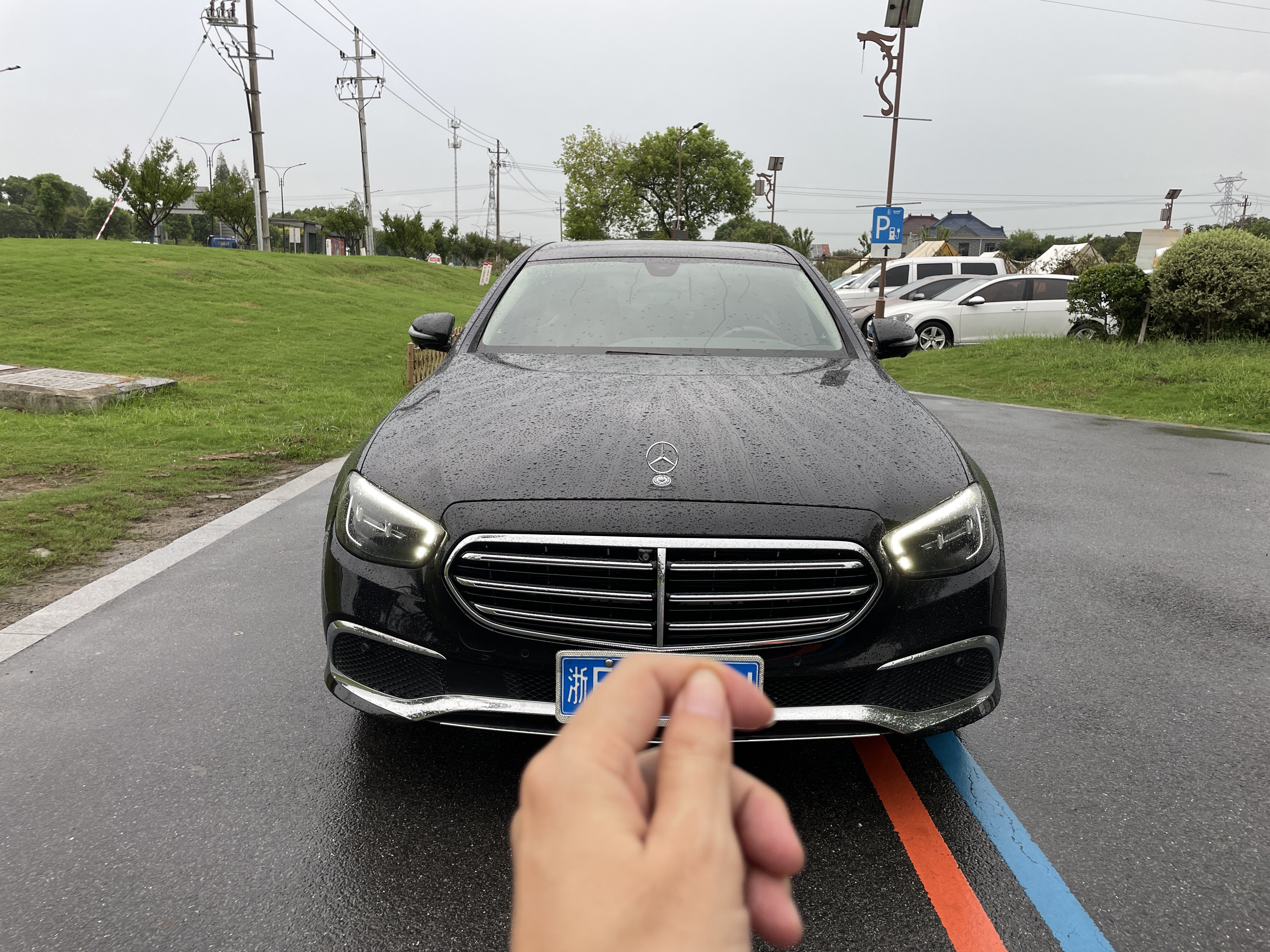 奔驰E级 2022款 改款三 E300L豪华型 汽油 FOB宁波，最小起订量：3-4 件（一个40 英尺高柜集装箱）（可混合包装），二手车