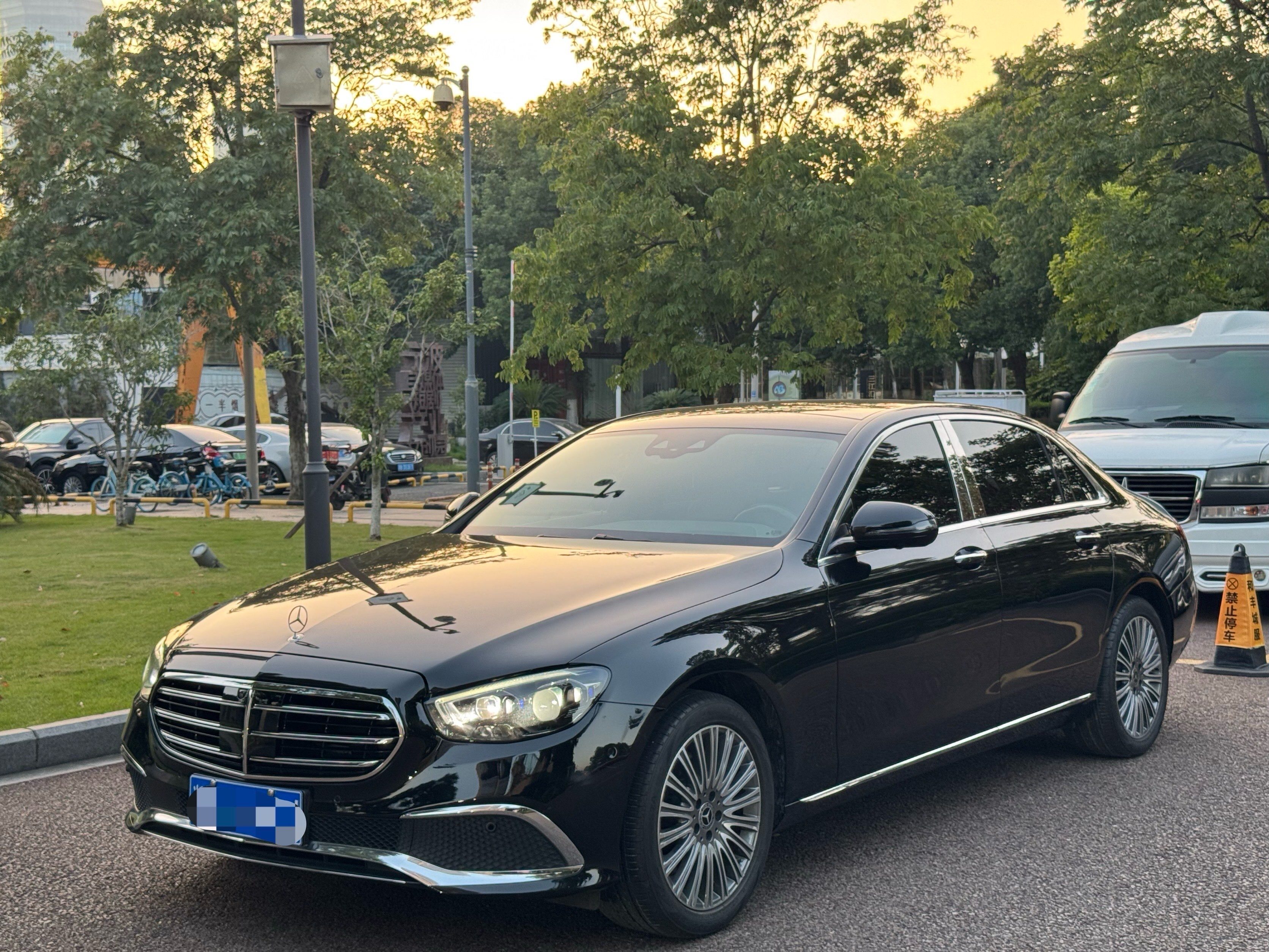 奔驰E级 2020款 改款 E300L时尚型 汽油 FOB宁波，最小起订量：3-4 件（一个40 英尺高柜集装箱）（可混合包装），二手车